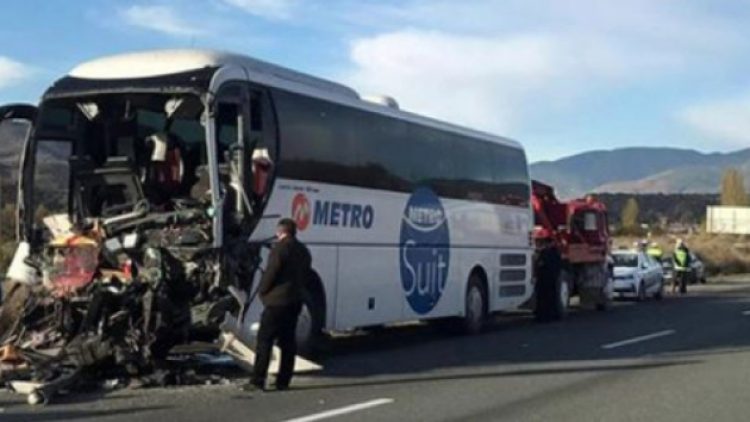 Askerleri taşıyan otobüs kaza yaptı: 2 ölü