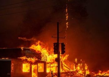 California’daki yangın devam ediyor: Bin kişi kayıp