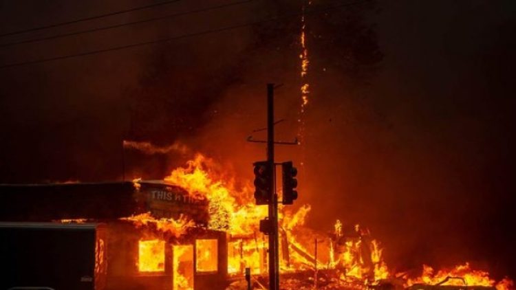 California’daki yangın devam ediyor: Bin kişi kayıp