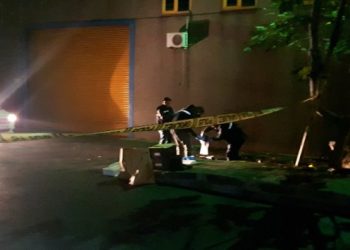 Yoldan geçenlere ateş edip, kendini öldürdü