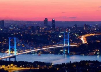 İstanbul Boğazı iki yönlü olarak gemi trafiğine kapatıldı