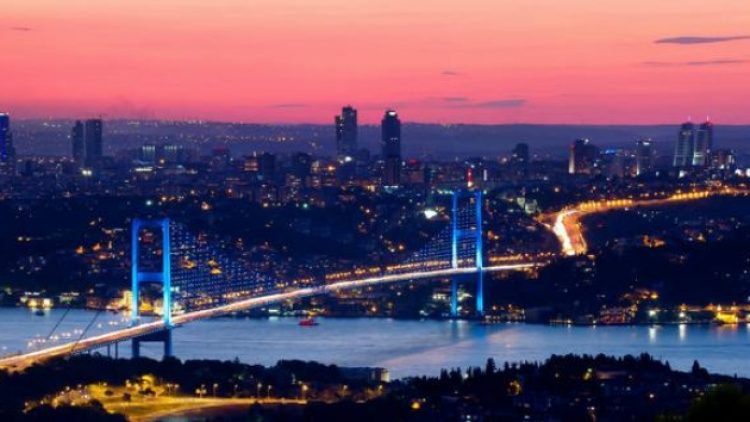 İstanbul Boğazı iki yönlü olarak gemi trafiğine kapatıldı