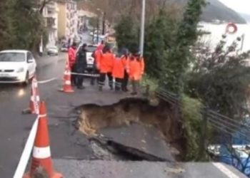 İstanbul’da yol çöktü