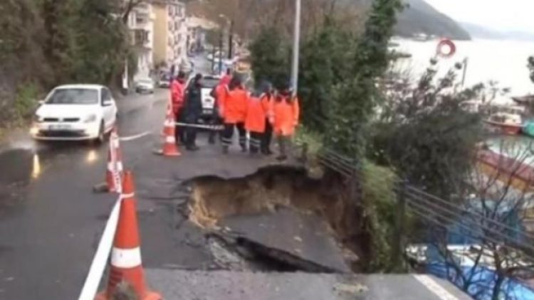 İstanbul’da yol çöktü