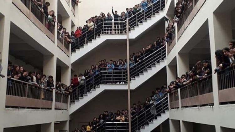 Lisedeki tacizi protesto eden öğrencilere uzaklaştırma cezası