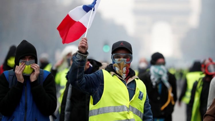 Macron Sarı yelekliler ile bir araya geldi