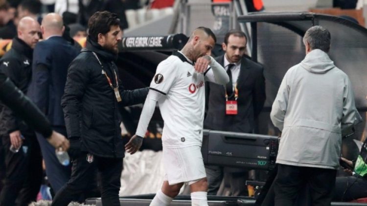 Quaresma kırmızı kart gördü taraftar isyan etti