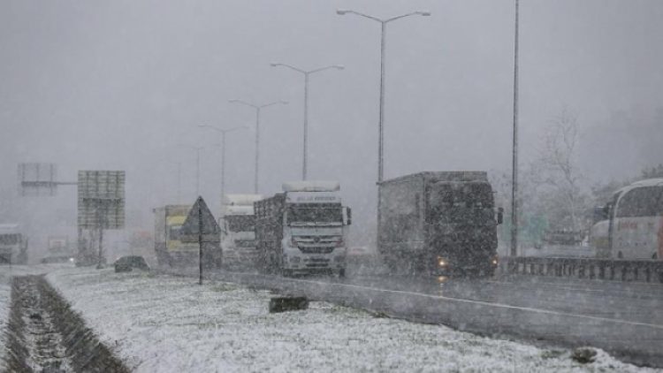 İstanbul’da kar yağışı şiddetini artırdı