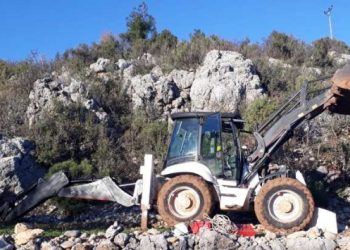 Çaldığı kepçeyi boyayıp sahibine satmaya kalktı