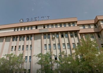 Hastaları ve doktorları rehin alan polis memurları ikna edildi