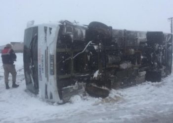Elazığ’da işçi servisi devrildi: 16 yaralı