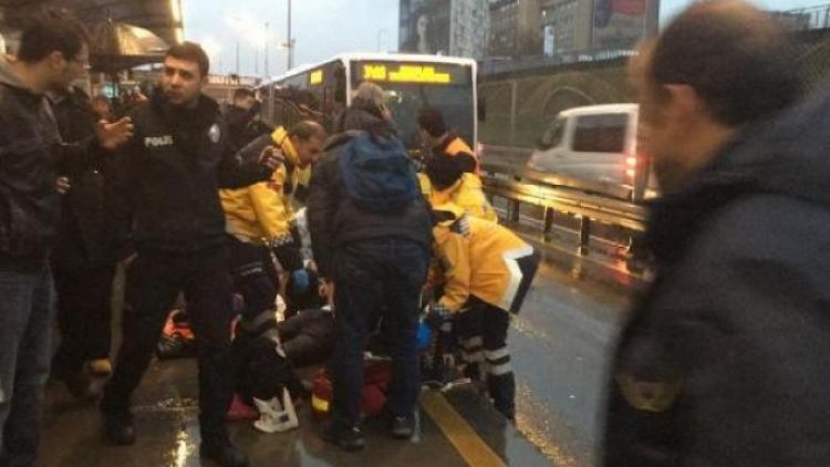 Metrobüsün çarptığı yaya hayatını kaybetti