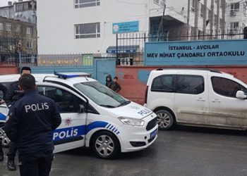 Ortaokul öğrencisi okulda, arkadaşını göğsünden bıçakladı