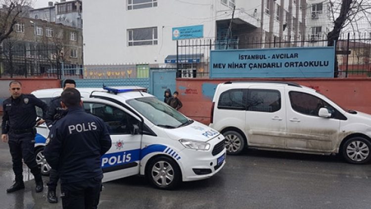 Ortaokul öğrencisi okulda, arkadaşını göğsünden bıçakladı