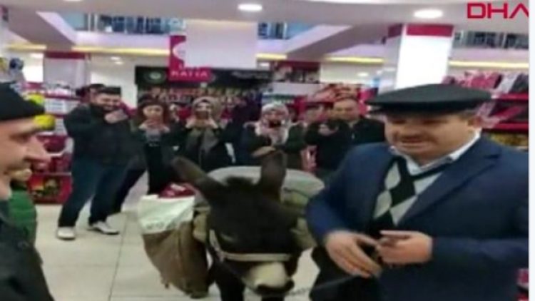 Ücretli poşeti protesto için markete eşekle girdi