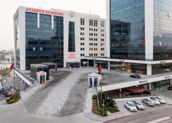 Taşeron işçi Ataşehir Belediyesi önünde kendini yaktı