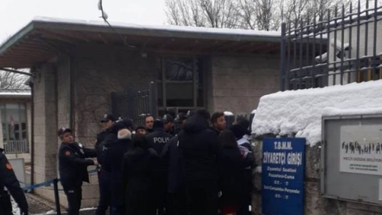 Meclis önüne kendini zincirleyen TOKİ işçileri gözaltına alındı