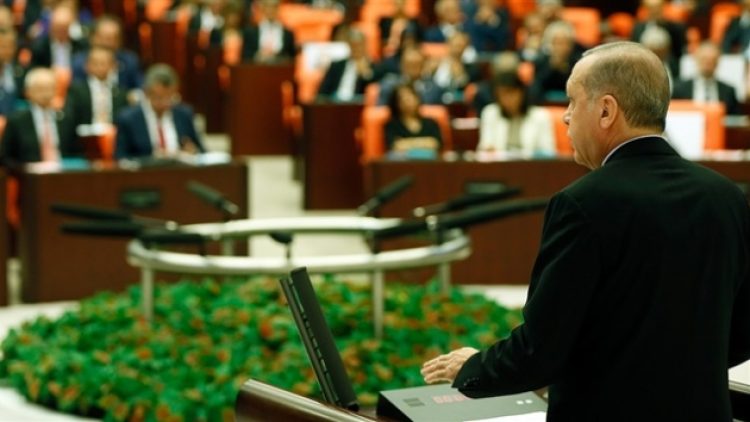 Erdoğan Meclis’i dörde katladı, Meclis: 417 Erdoğan: 1640