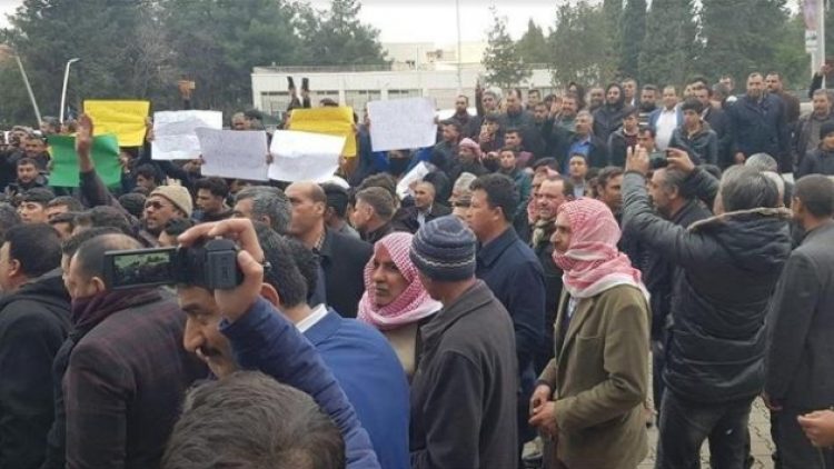 AKP’liler adaya tepki gösterdi, parti il binasına yürüdü