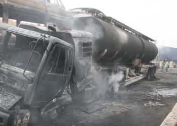 Pakistan’da petrol tankeri ile yolcu otobüsü çarpıştı: 24 ölü