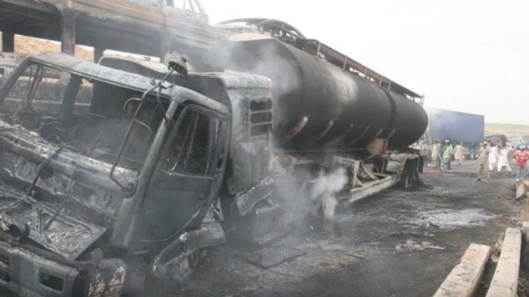 Pakistan’da petrol tankeri ile yolcu otobüsü çarpıştı: 24 ölü