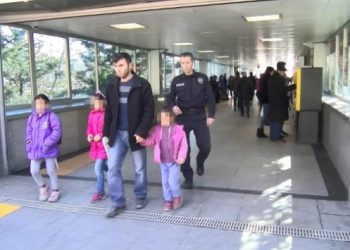 3 çocuğunu raylara bıraktı