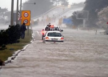 Antalya’da fırtına: 5 ilçede okullar tatil edildi