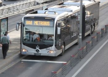 Beylikdüzü’nde metrobüs kazası! 1 yaralı var