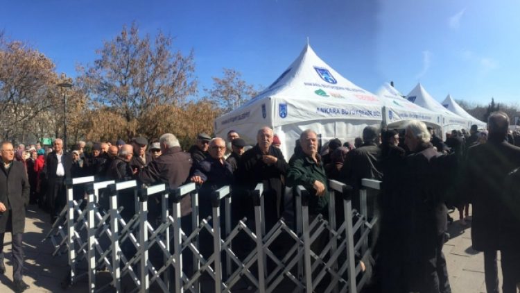 Uzun kuyruklar planları bozdu… Online tanzim satışları başlıyor