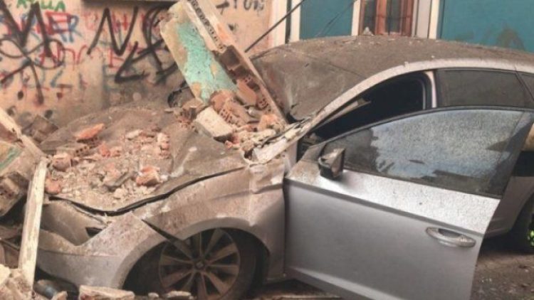 Fatih’te 4 katlı bina çöktü