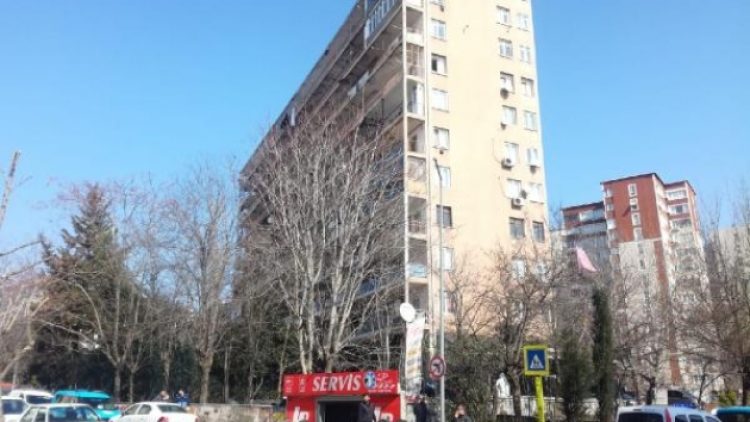 80 daireli blok boşaltılıyor