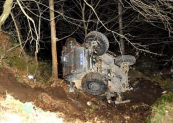 Polisleri taşıyan zırhlı araç devrildi: 2 yaralı