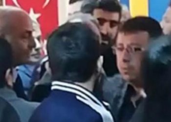 AKP’li belediye başkan yardımcısı, parti binasını bastı