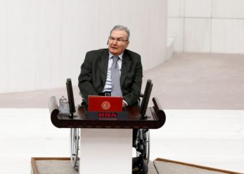 Deniz Baykal Meclis’te yemin etti, eşi ağladı