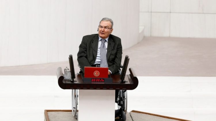 Deniz Baykal Meclis’te yemin etti, eşi ağladı