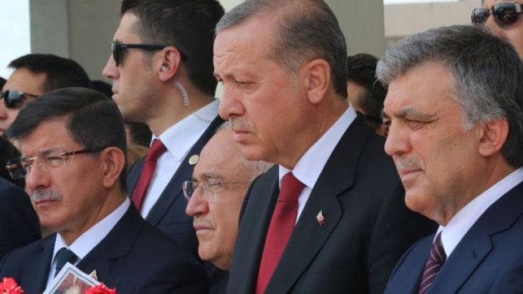 Davutoğlu ve Gül’e yakın kaynaklardan ‘Yeni Bir Parti’ yalanlaması