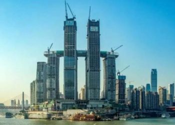 Çin’deki ‘yatay gökdelen’ açılışa hazırlanıyor