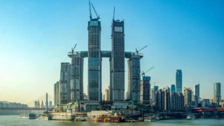 Çin’deki ‘yatay gökdelen’ açılışa hazırlanıyor