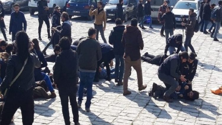 İstanbul Üniversitesi öğrencilerine ters kelepçeli gözaltı