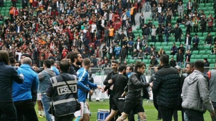 ​Amed Sportif ile Sakaryaspor maçında yumruklar havada uçuştu