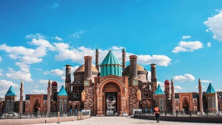 Gökçek’in Ankapark’ın giriş kapısına döktüğü para dudak uçuklattı