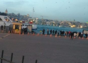 Eminönü’nde otomobil denize uçtu