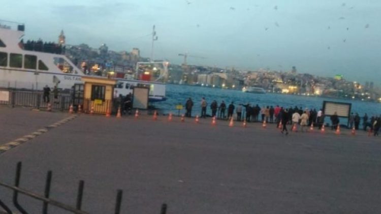 Eminönü’nde otomobil denize uçtu