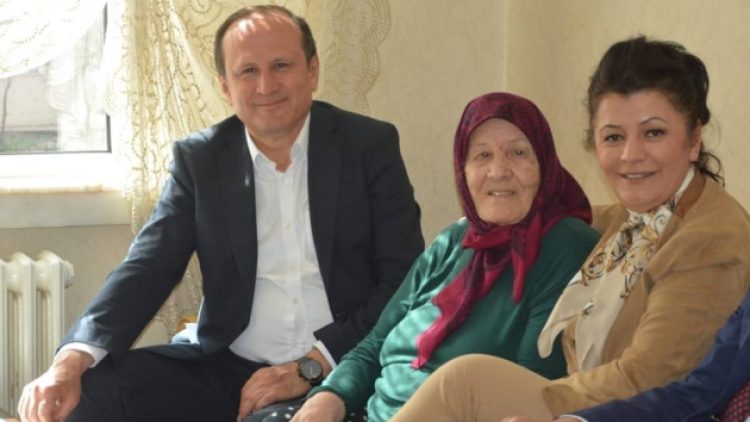 Seçim ziyareti diye paylaştı, kendi evi çıktı!