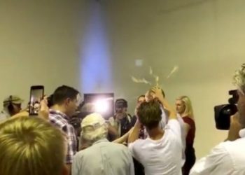 Avustralya’da “Saldırıların nedeni Müslümanların göçü” diyen senatörün kafasında yumurta kırıldı