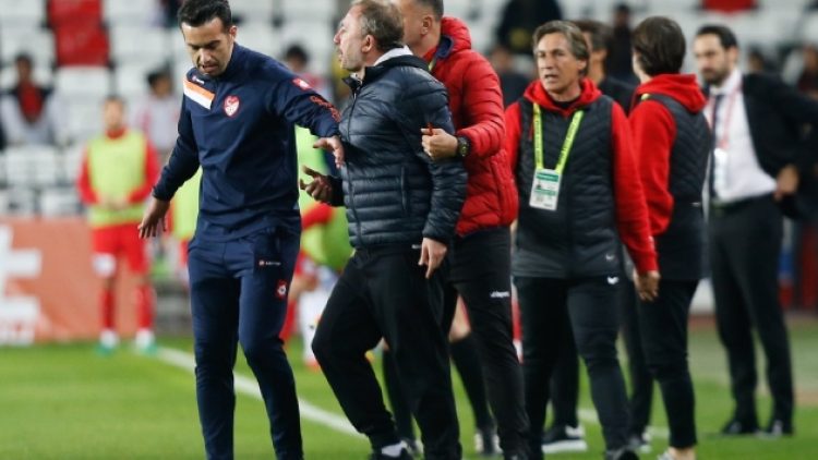 Sergen Yalçın tribüne gönderildi!
