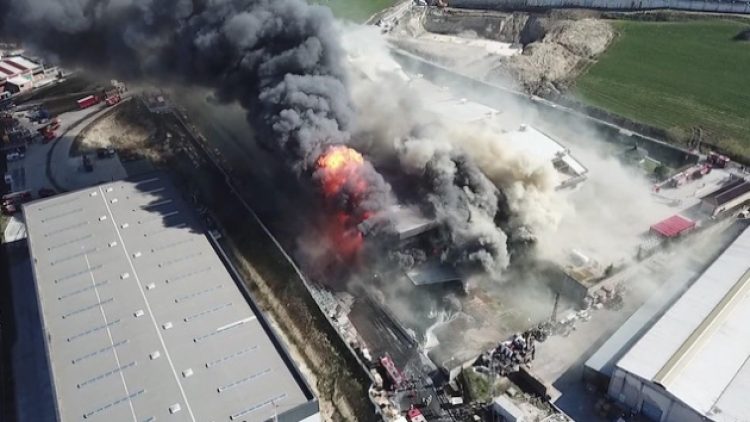 İstanbul Hadımköy’de kimyasal fabrikasında yangın 6 saattir söndürülemiyor