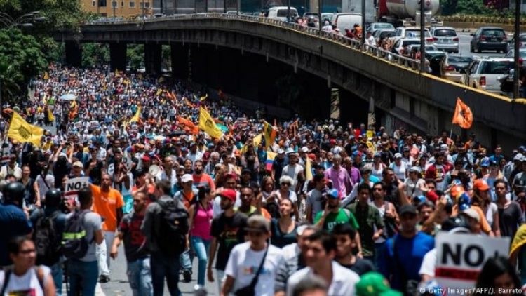 Venezuela’da muhalefet sokağa çıkmaya hazırlanıyor