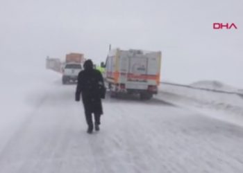 Van-Hakkâri karayoluna çığ düştü