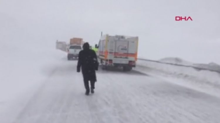Van-Hakkâri karayoluna çığ düştü